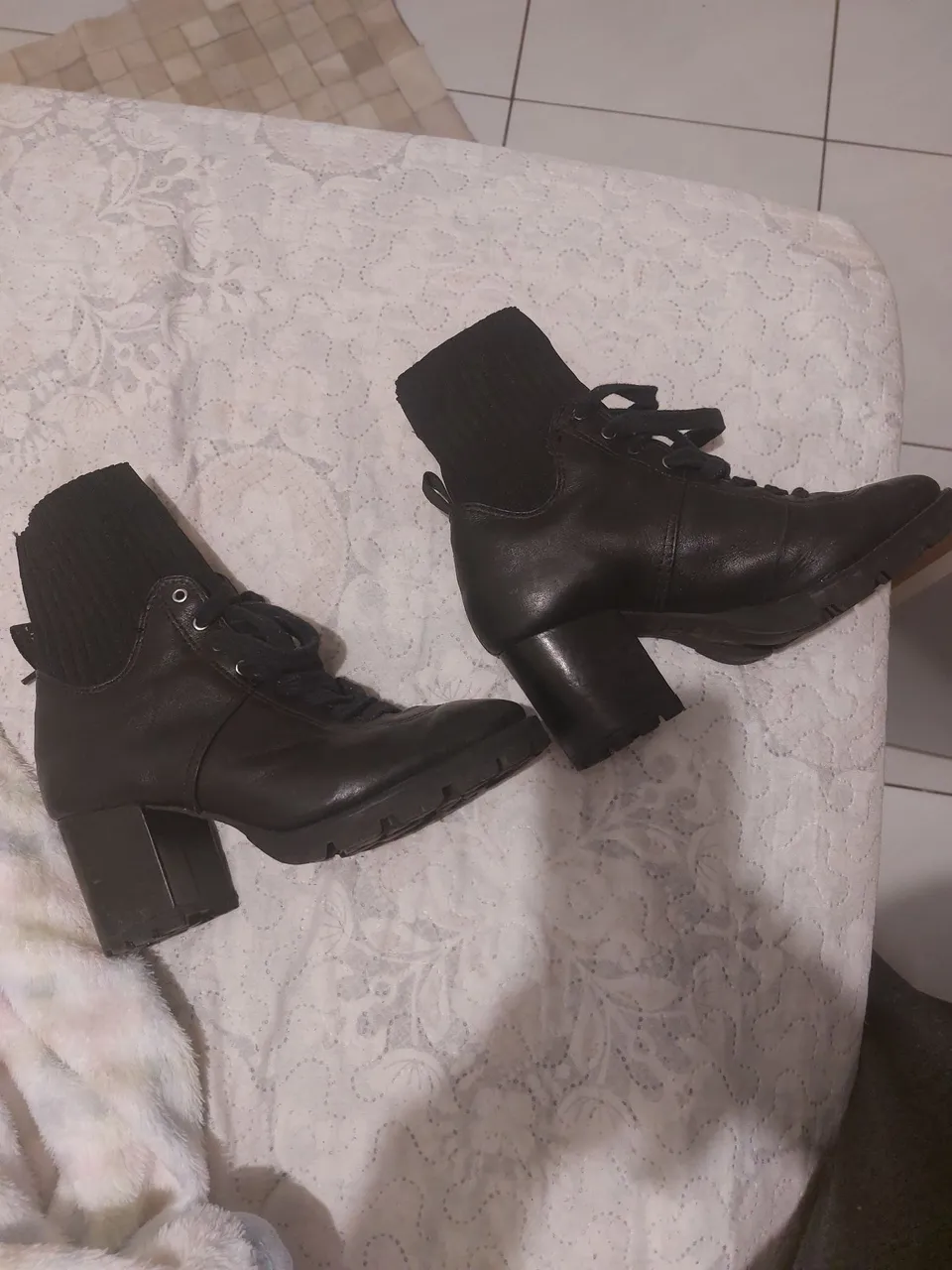 Bota SCHUTZ de couro pretas com salto bloco