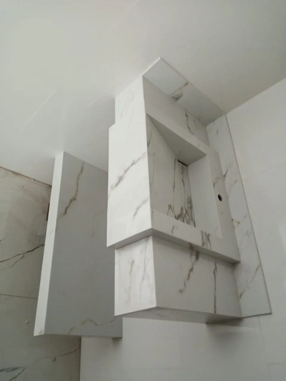 Pia de bancada em porcelanato marmorizado