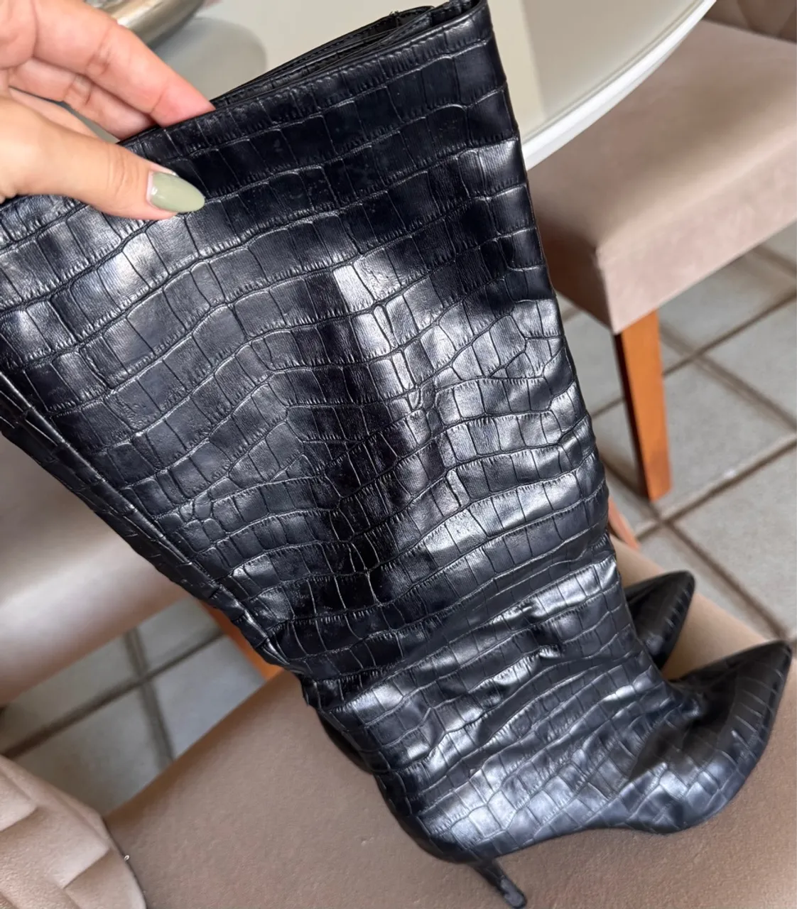 Bota Cano Longo Couro Croco Preta