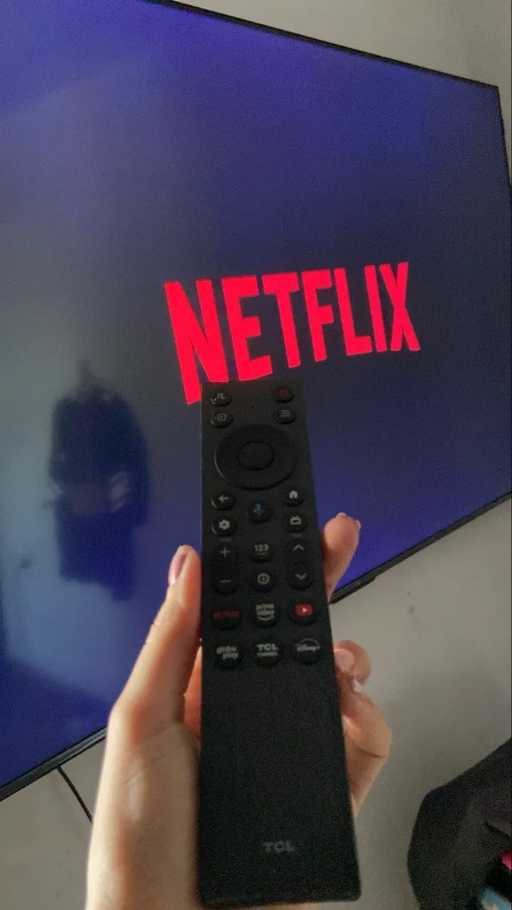Tv smart 65 polegadas 4k TCL com caixa e controle e pezinho - Foto 2