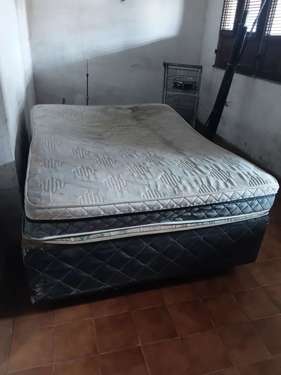 Cama box + colchão usados 