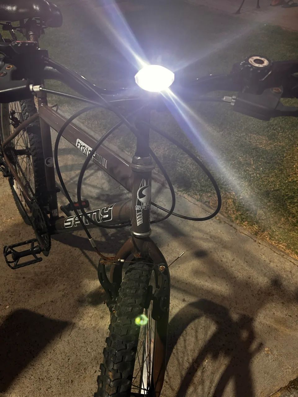 Bicicleta com bagageiro, luz frontal, luz traseira e tripé: R$300,00 - Foto 3