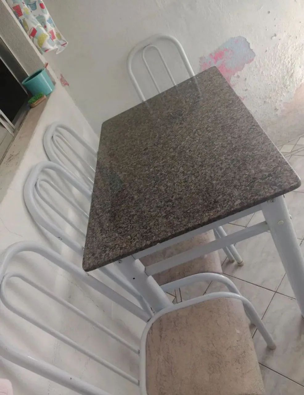 Mesa retangular com 4 cadeiras em bom estado 