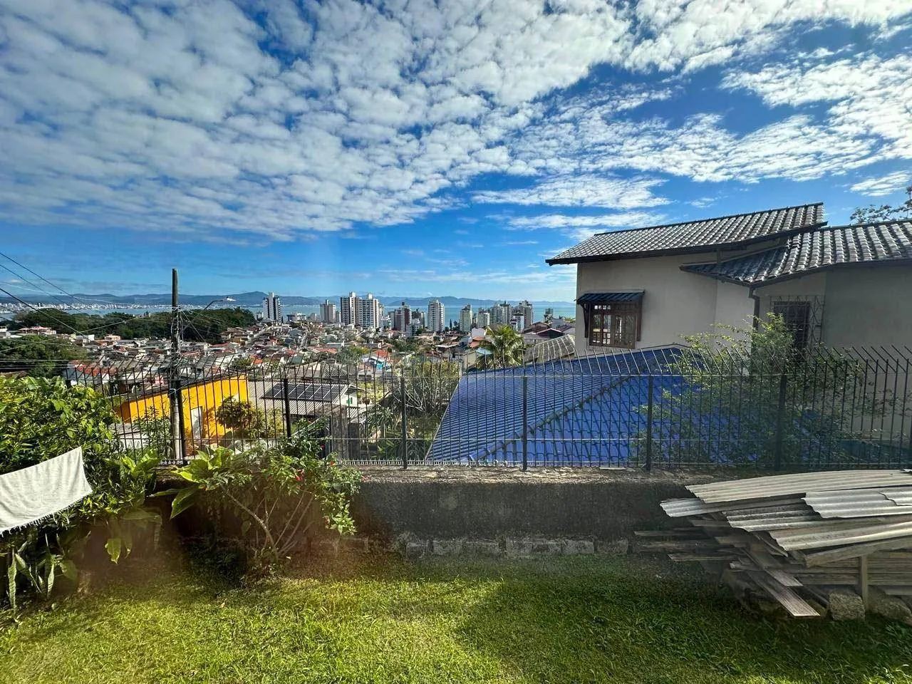 Casa de 2 quartos com Vista Mar e 4 vagas de garagem na Agronômica, em Florianópolis.