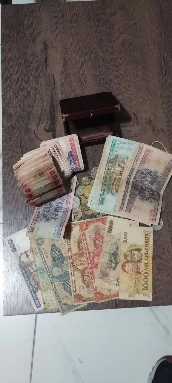 Vendo mais de 120 notas e uma caixinha de moedas frete ta grátis  - Foto 3
