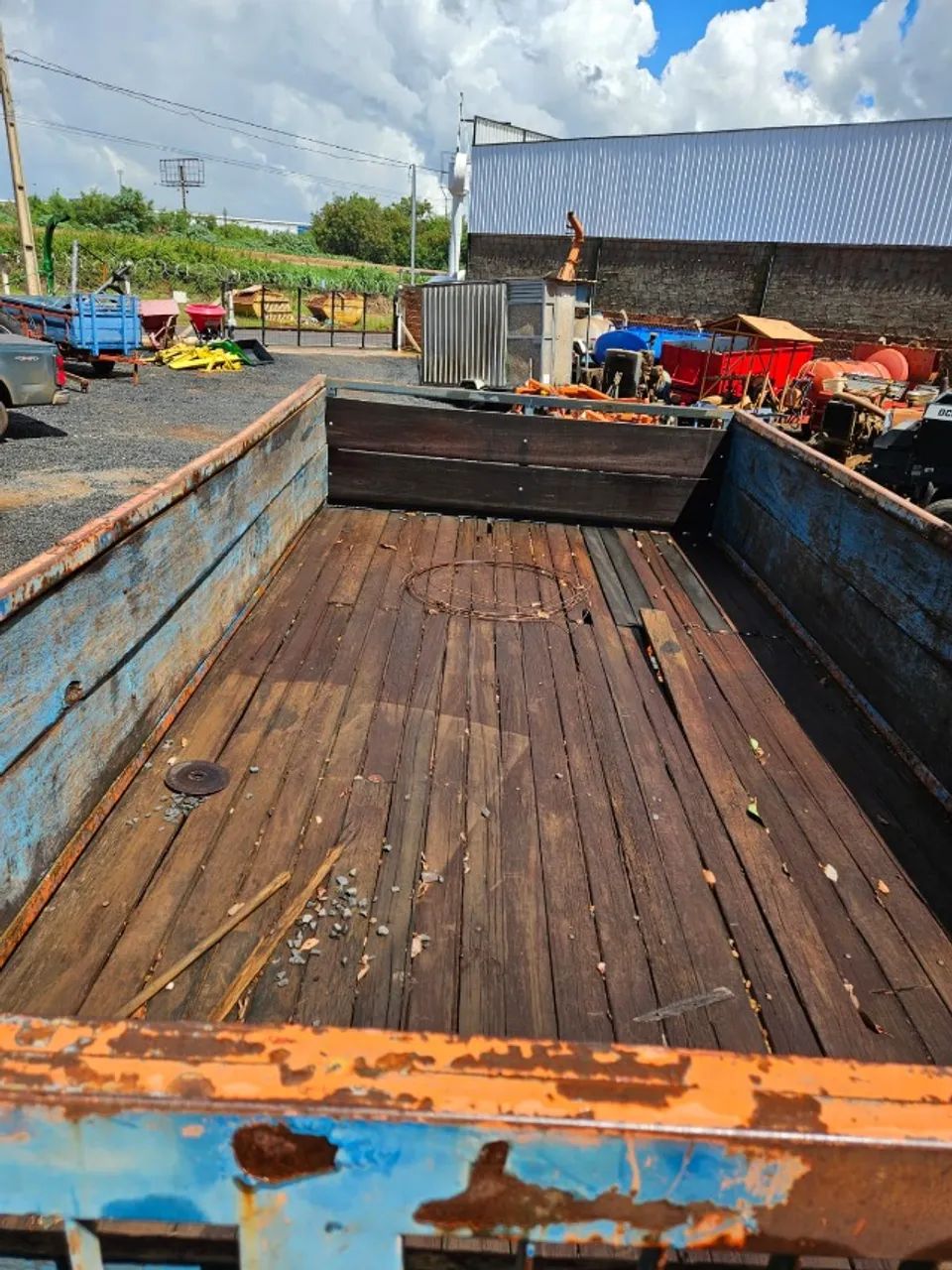 Carreta de madeira com chassi de caminhão - Foto 2