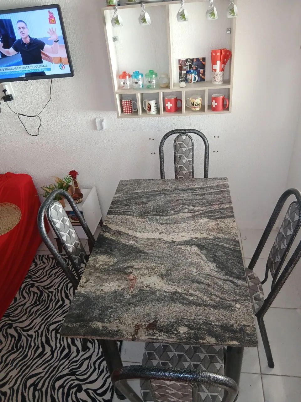 Mesa com jogo de 4 cadeiras - Foto 4