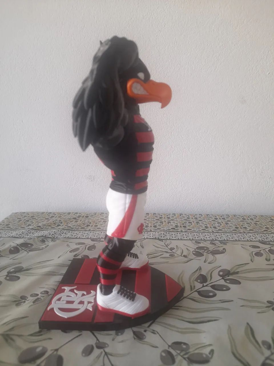 MASCOTE DO FLAMENGO 28CM COM BASE-TORCEDOR RUBRO-NEGRO - Foto 4
