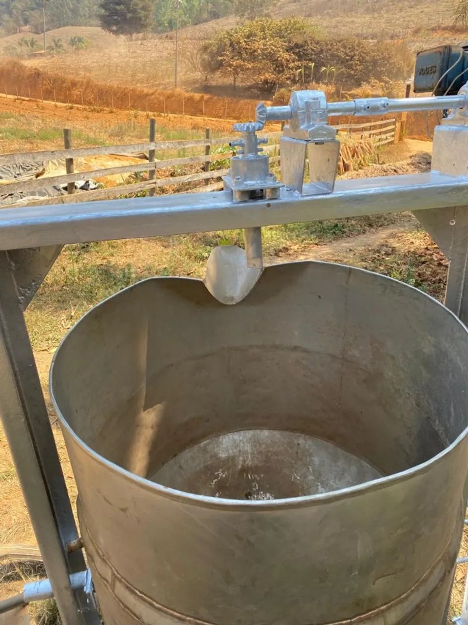 TACHO INDUSTRIAL INOX BASCULANTE COM MOTOR E AGITADOR - Foto 5