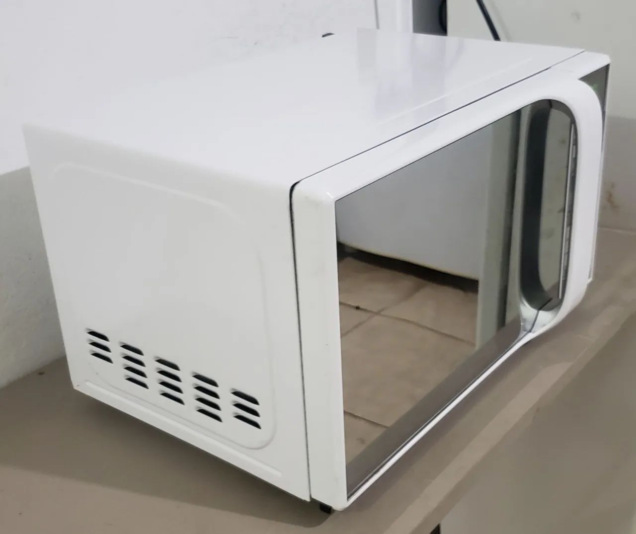 Microondas Espelhado Midea 20L Ótimas condições!  - Foto 4