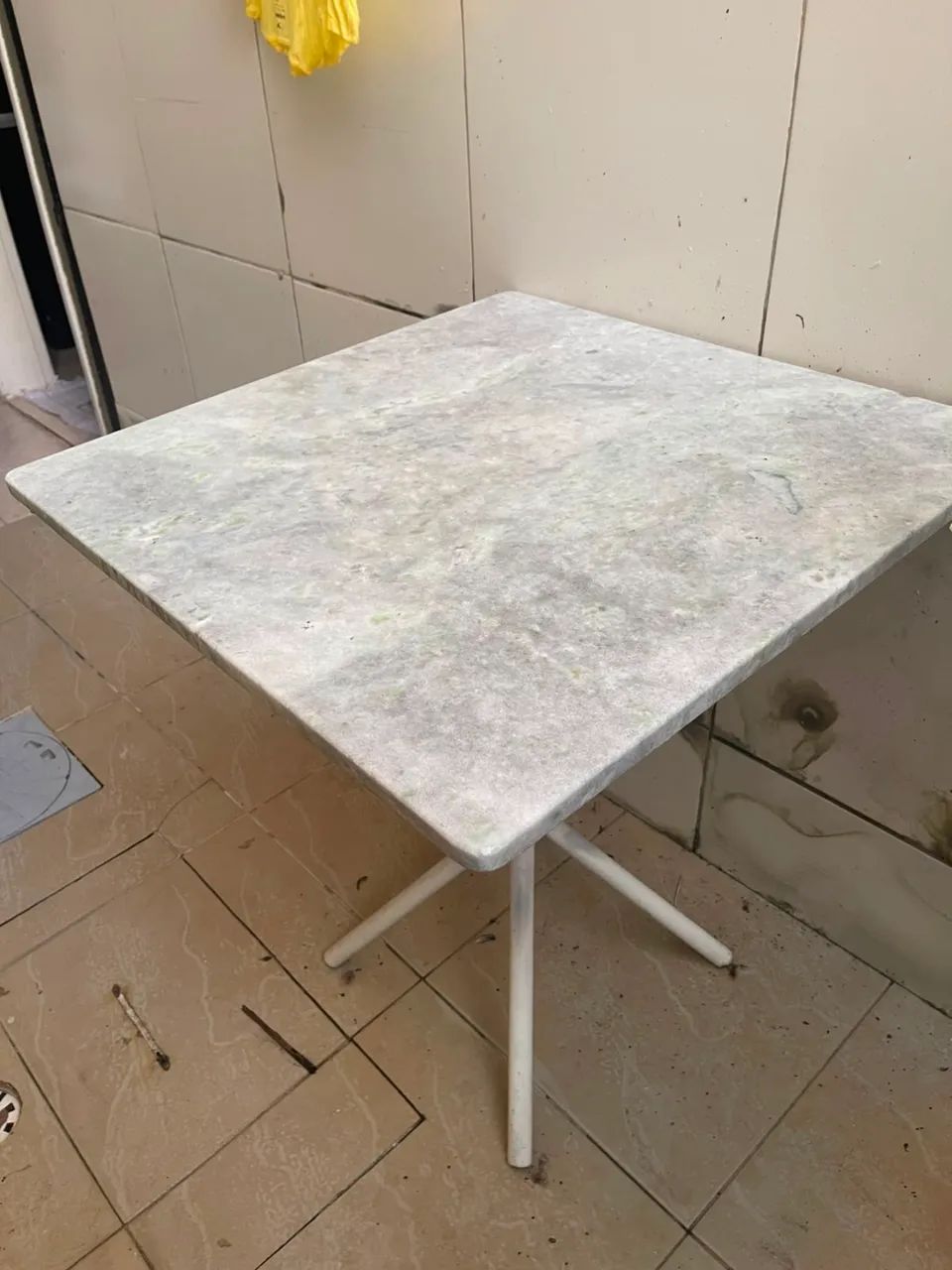 Mesa com tampo de mármore 