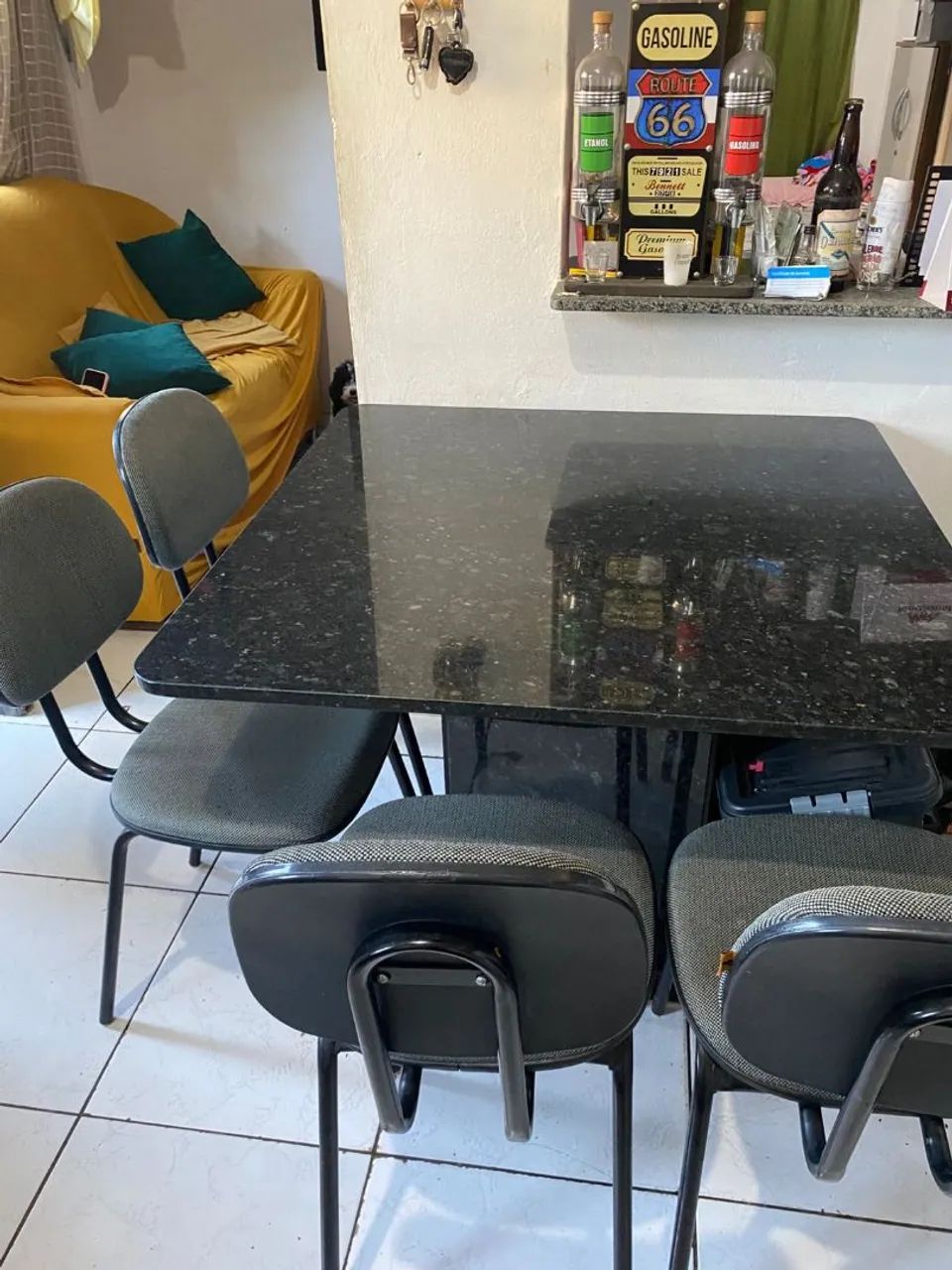 Mesa de granito verde Ubatuba com cadeiras