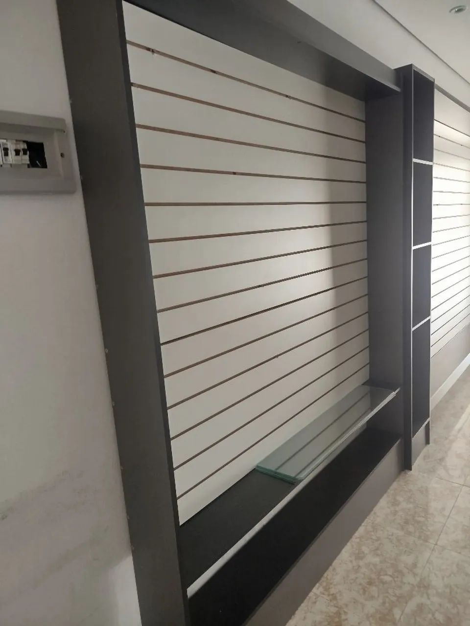 Painel canelado com suporte e laterais em mdf - Foto 2