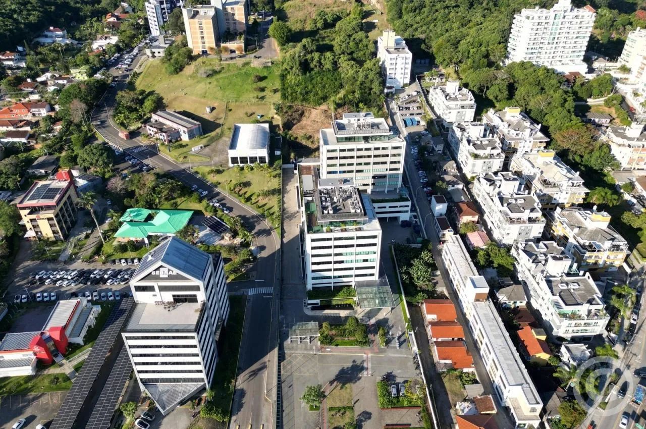 Sala comercial ampla e com duas vagas de garagem no Techno Towers, em Florianópolis
