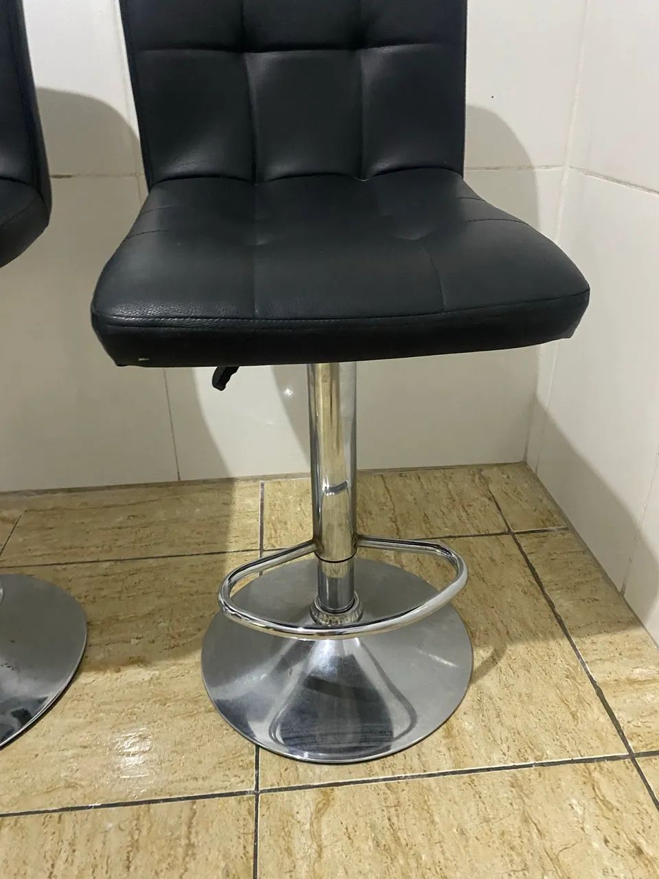 Vendo 2 banquetas no couro preta de  alumínio - Foto 4