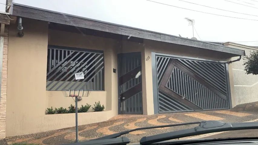 Casa, no Pedras Preciosas, com edícula com banheiro e quarto.