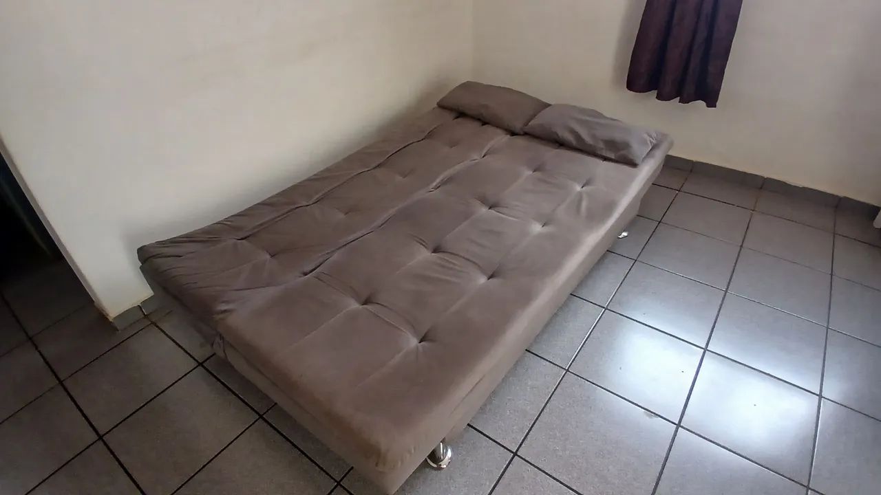 Sofá cama cinza - 3 lugares - ótimo estado - Foto 2