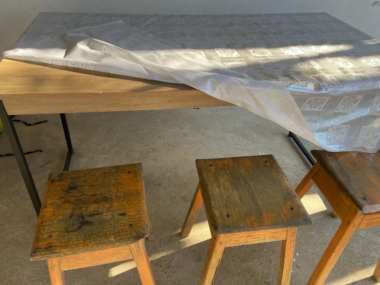Vendo mesa de madeira com três bancos  - Foto 3