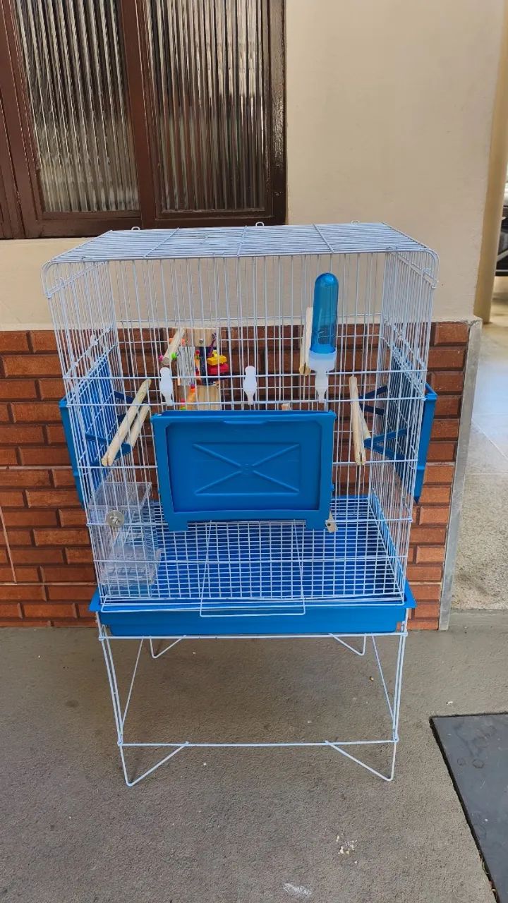 Viveiro (gaiola) para pássaros com brinquedos, playground, comedouro e bebedouro 