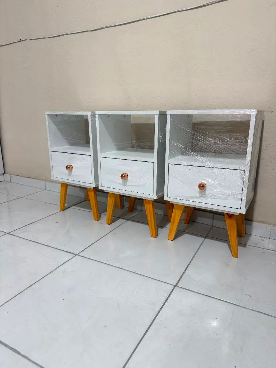 Mesinha de cabeceira retrô 100% MDF