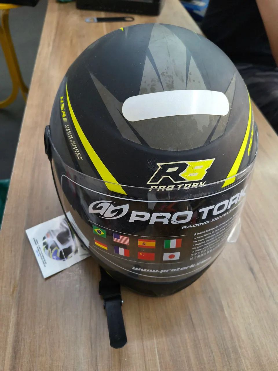 Capacete R8 NOVO (sem uso)