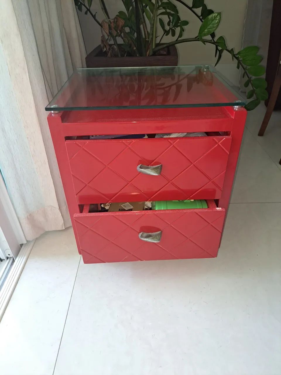 Par de Criados-Mudos em MDF Vermelho com Tampo de Vidro