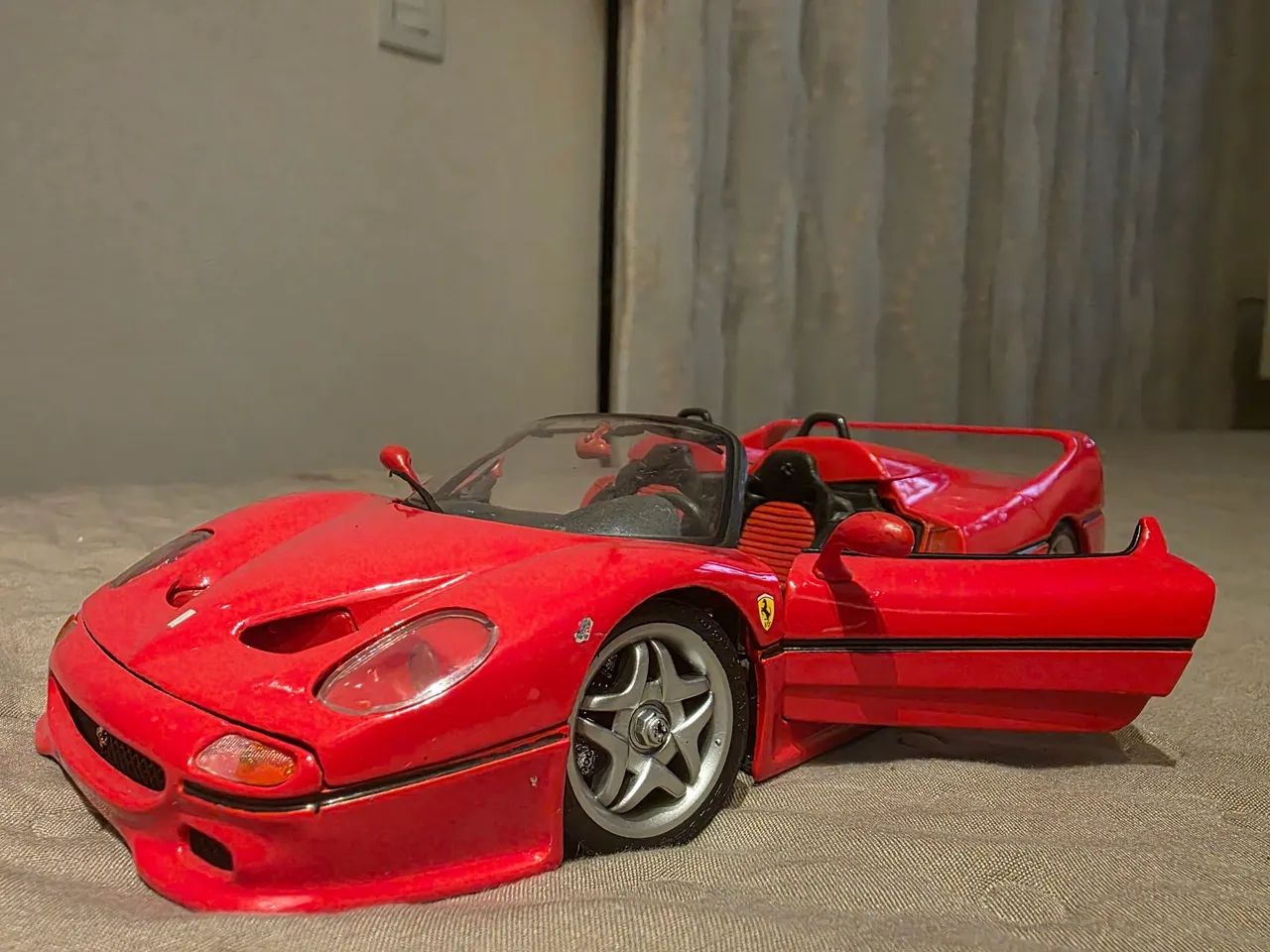 Miniatura f50 escala 1:18