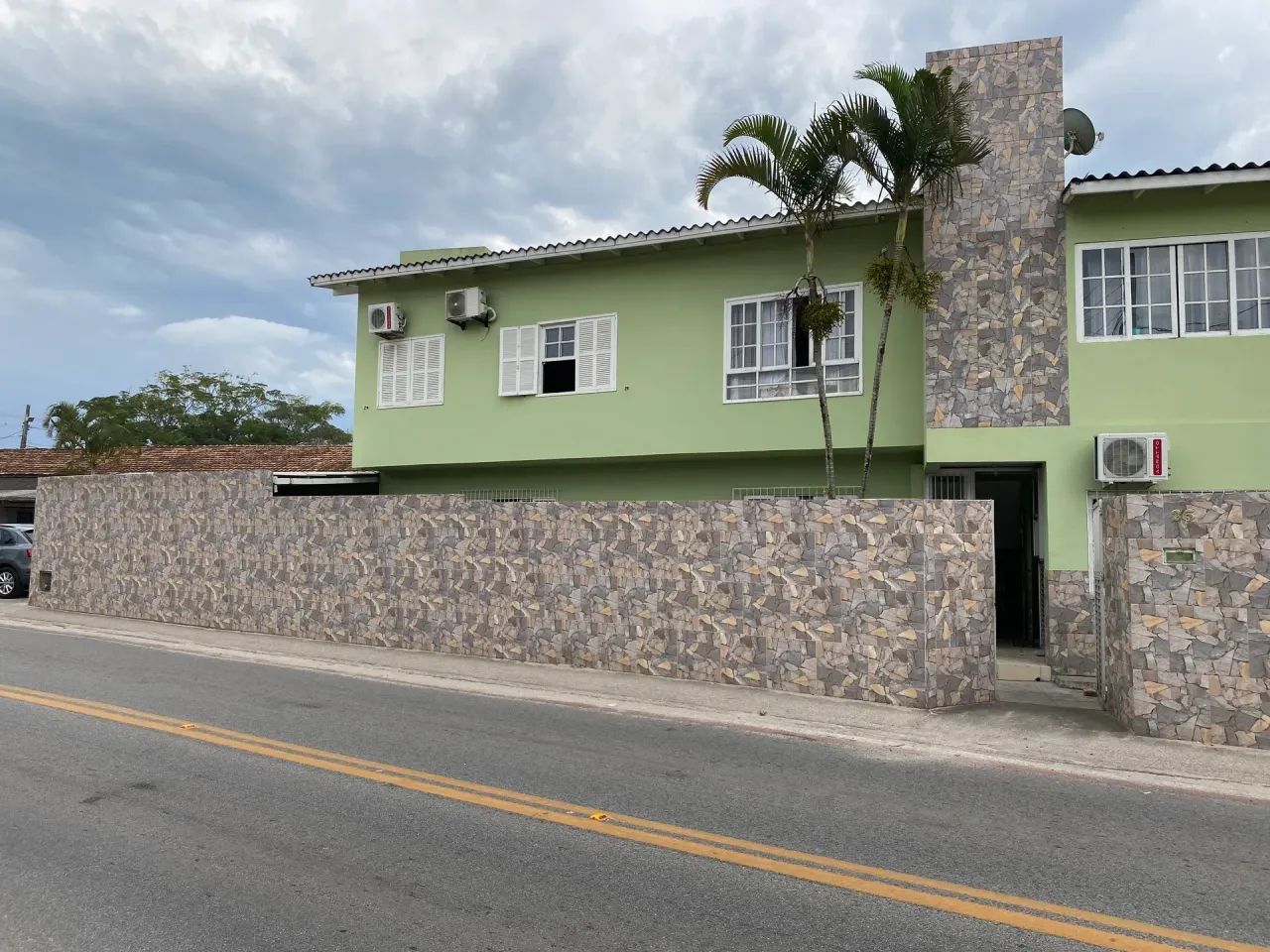 Sobrado para venda com 200 metros quadrados com 4 quartos em Campeche - Florianópolis - SC - Foto 2