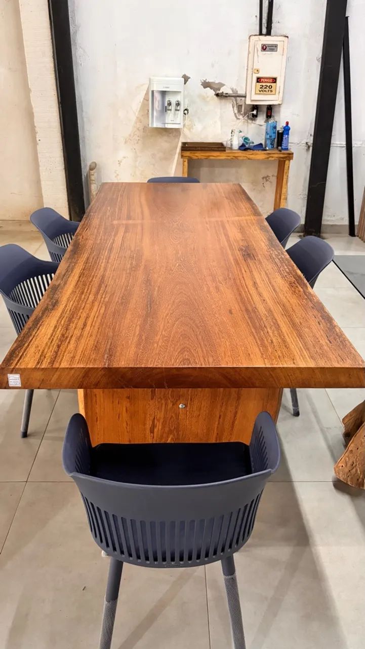 Mesa rústica de madeira maciça 