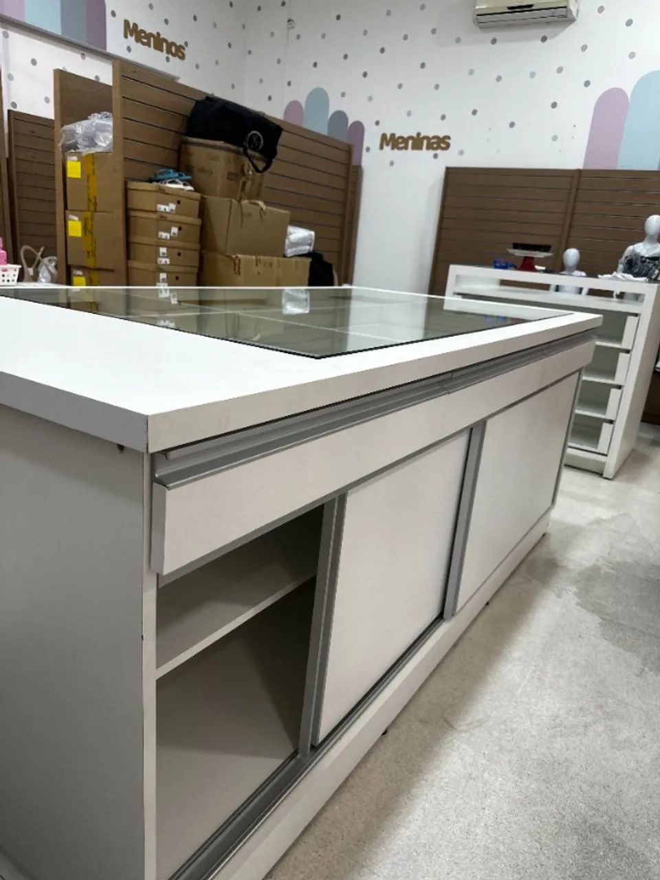 BALCÃO DE ATENDIMENTO COM ESTOQUE E EXPOSITOR - MDF - Foto 2