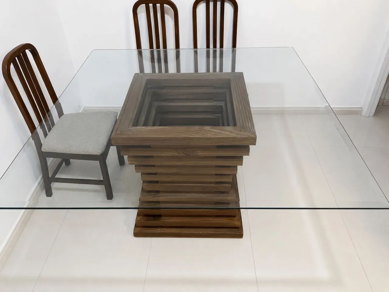 Mesa de jantar 8 lugares com tampo de vidro temperado e base de madeira