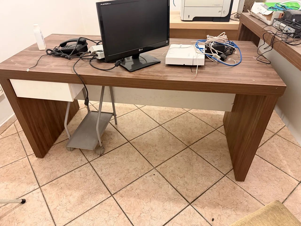 Mesa de escritório e cadeira em tecido  - Foto 2