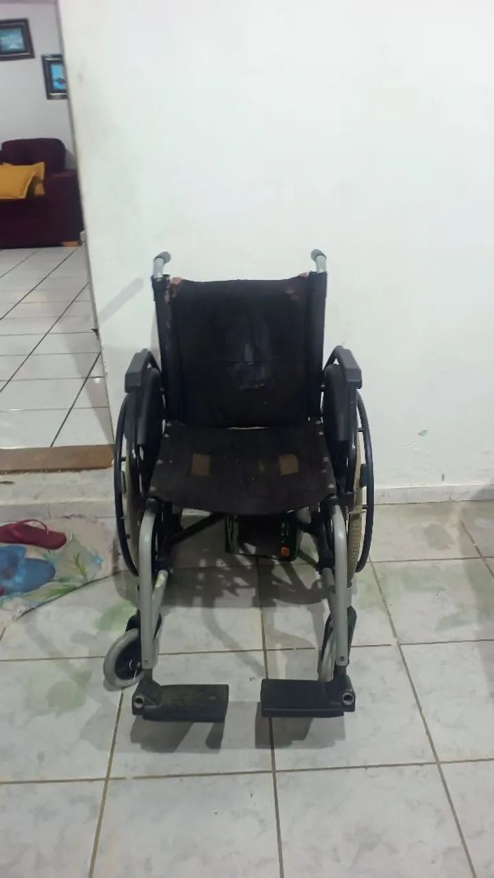Cadeira de rodas semi nova  - Foto 3