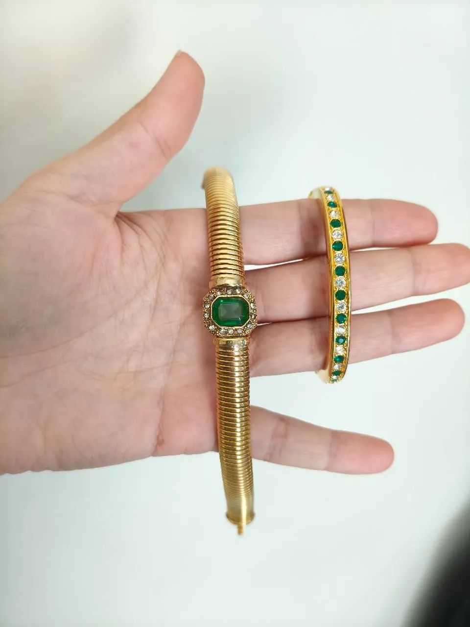 2 pulseiras dourada com pedras strass verde banhadas  - Foto 3