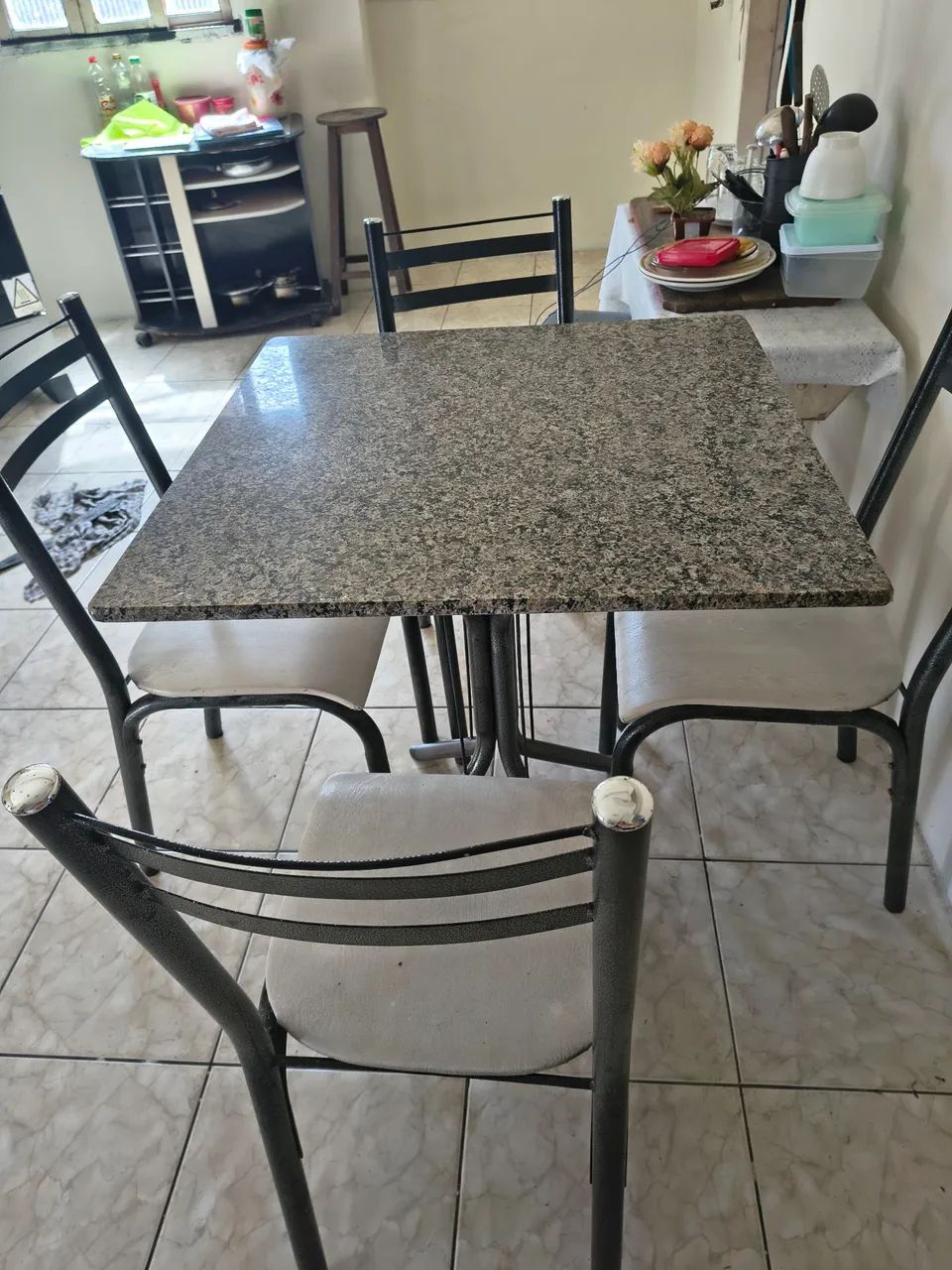 Vendo mesa 4 cadeiras - Foto 2
