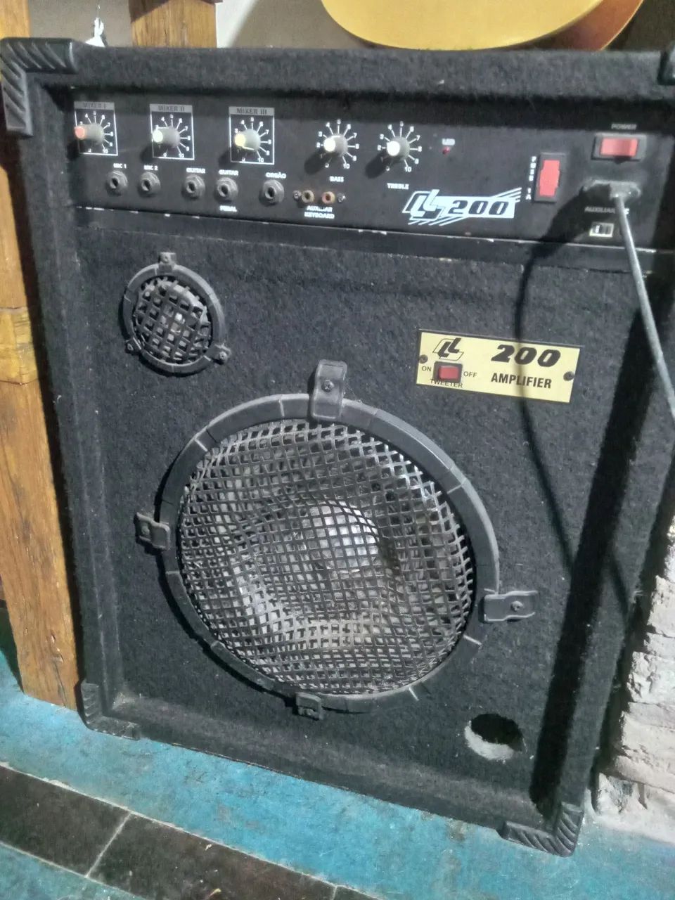 Vendo caixa amplificada ll200 
