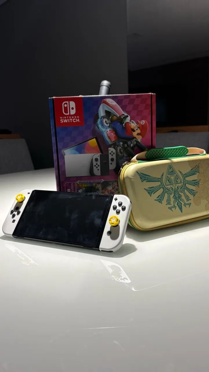 NINTENDO SWITCH 1 - 64 GB - acompanhado de uma case de zelda 