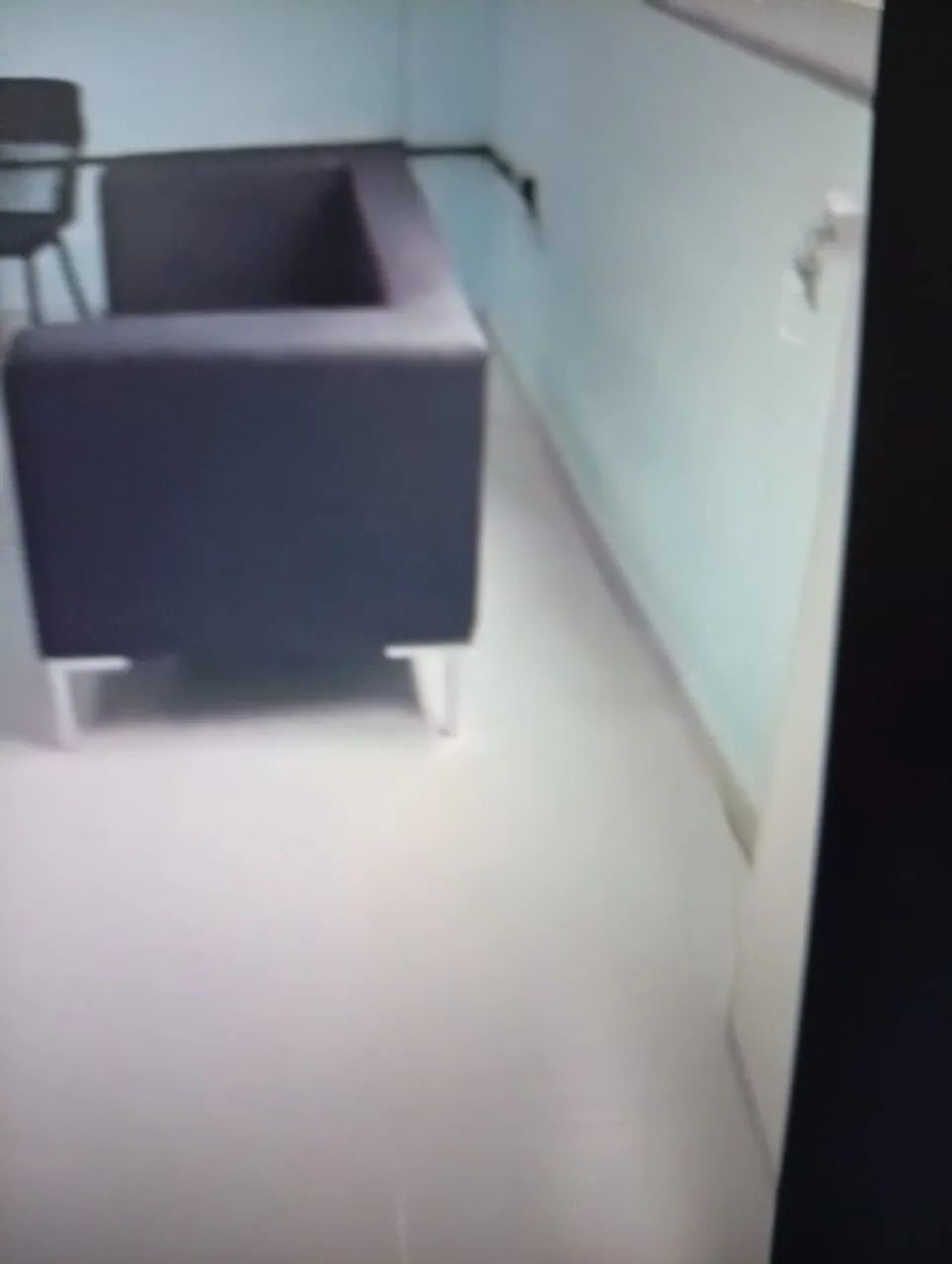 Sofá de couro preto para escritório espera