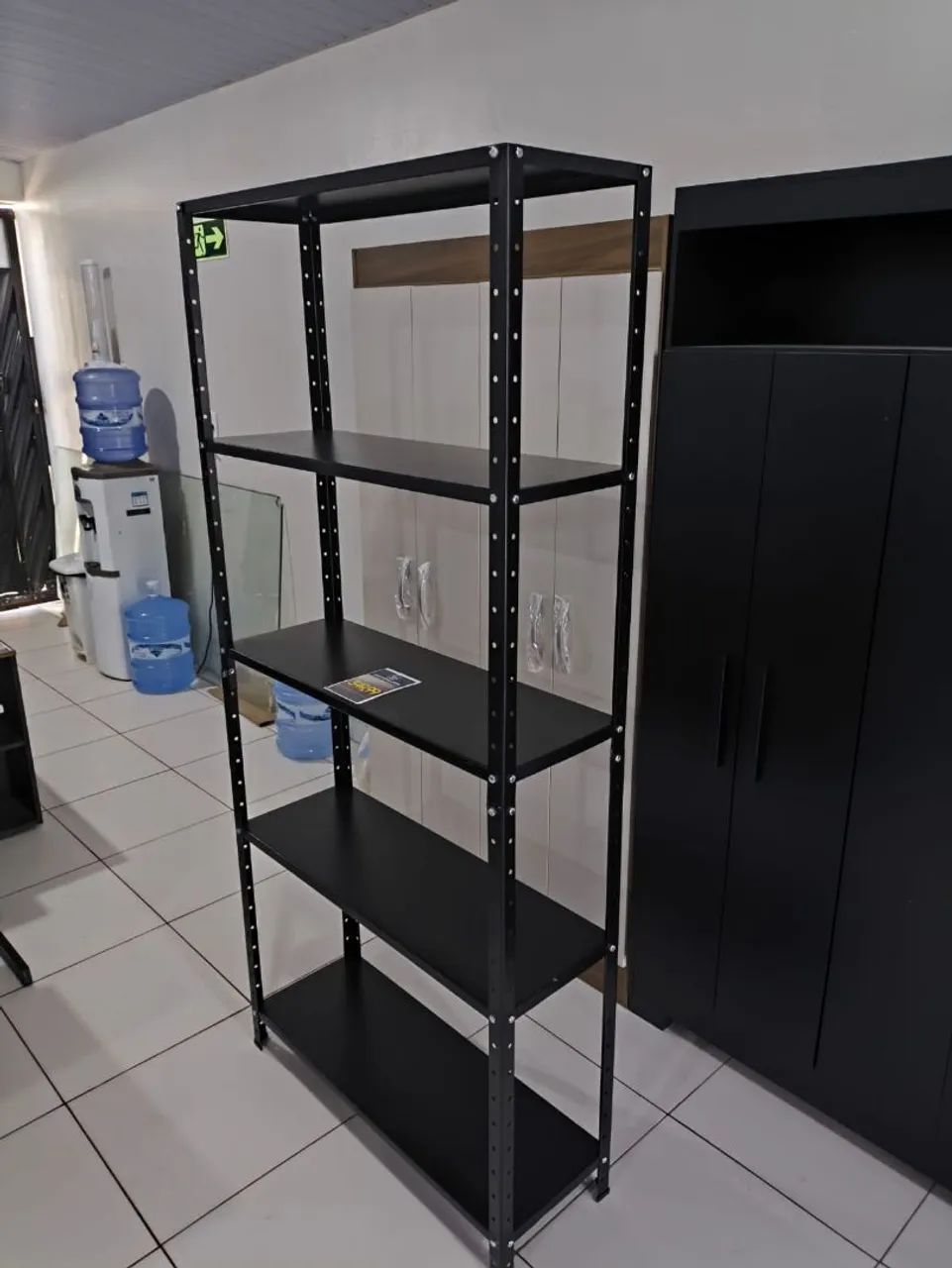 PRATELEIRAS COM 4 E 5 BANDEJAS DE FERRO NOVAS