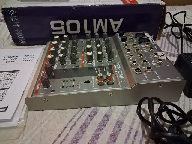 Mesa de som/mixer Phonic AM105 - 10 canais