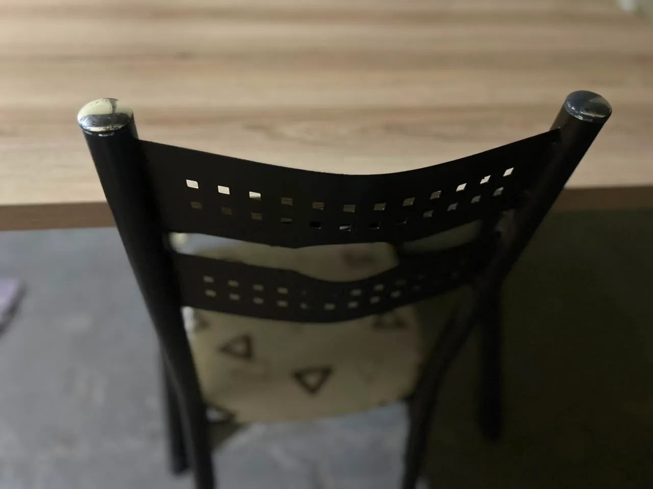 Mesa de Jantar com 2 Cadeiras - Ótimo Estado - Foto 2