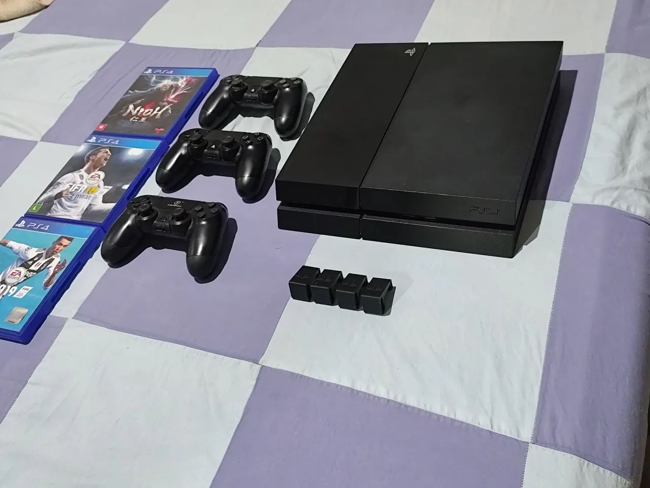PS4 FAT + "3 jogos, 3 controles" 