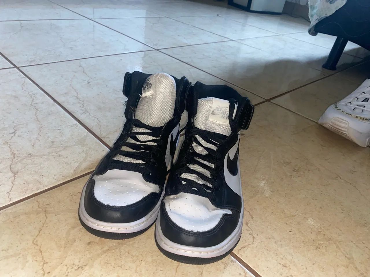 tênis Jordan preto e branco - Foto 2