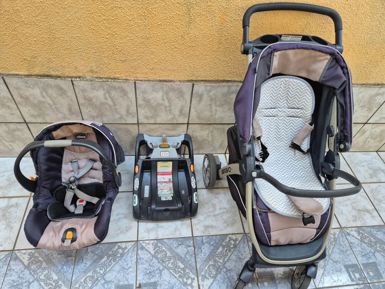 Carrinho de bebê Chicco Bravo com bebê conforto e base Keyfit