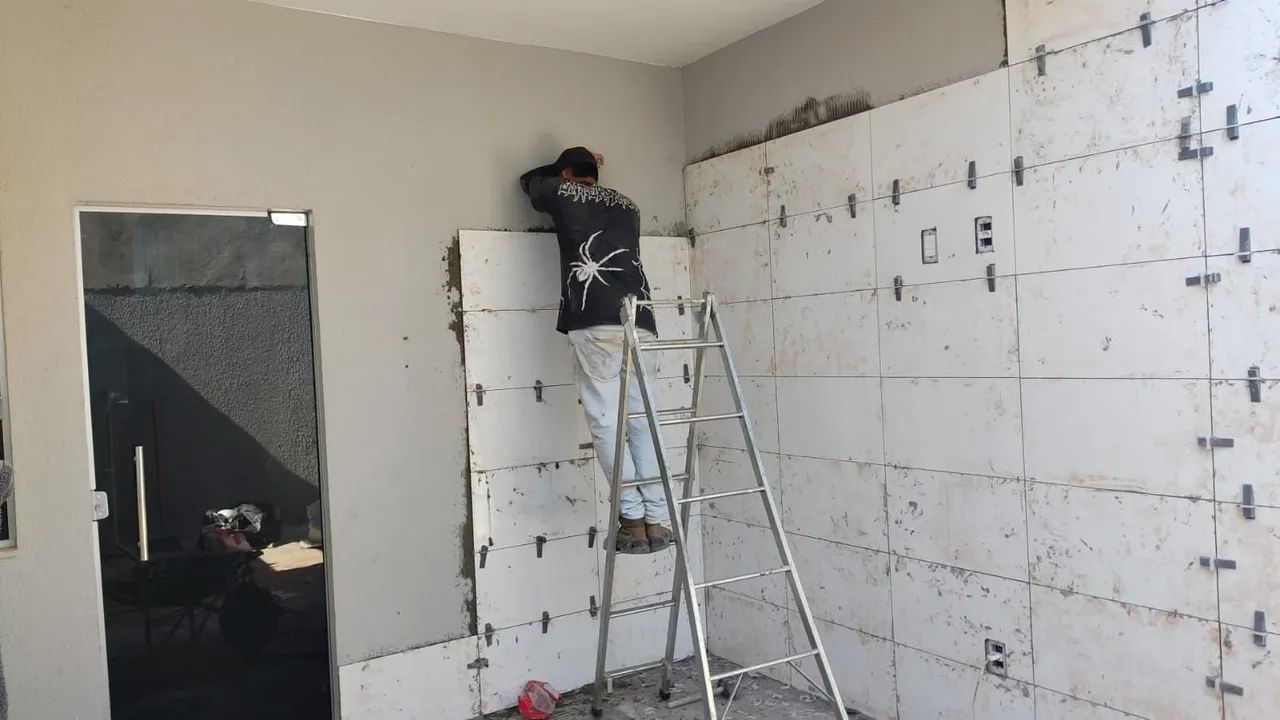 Pedreiro porcelanato é cerâmica 