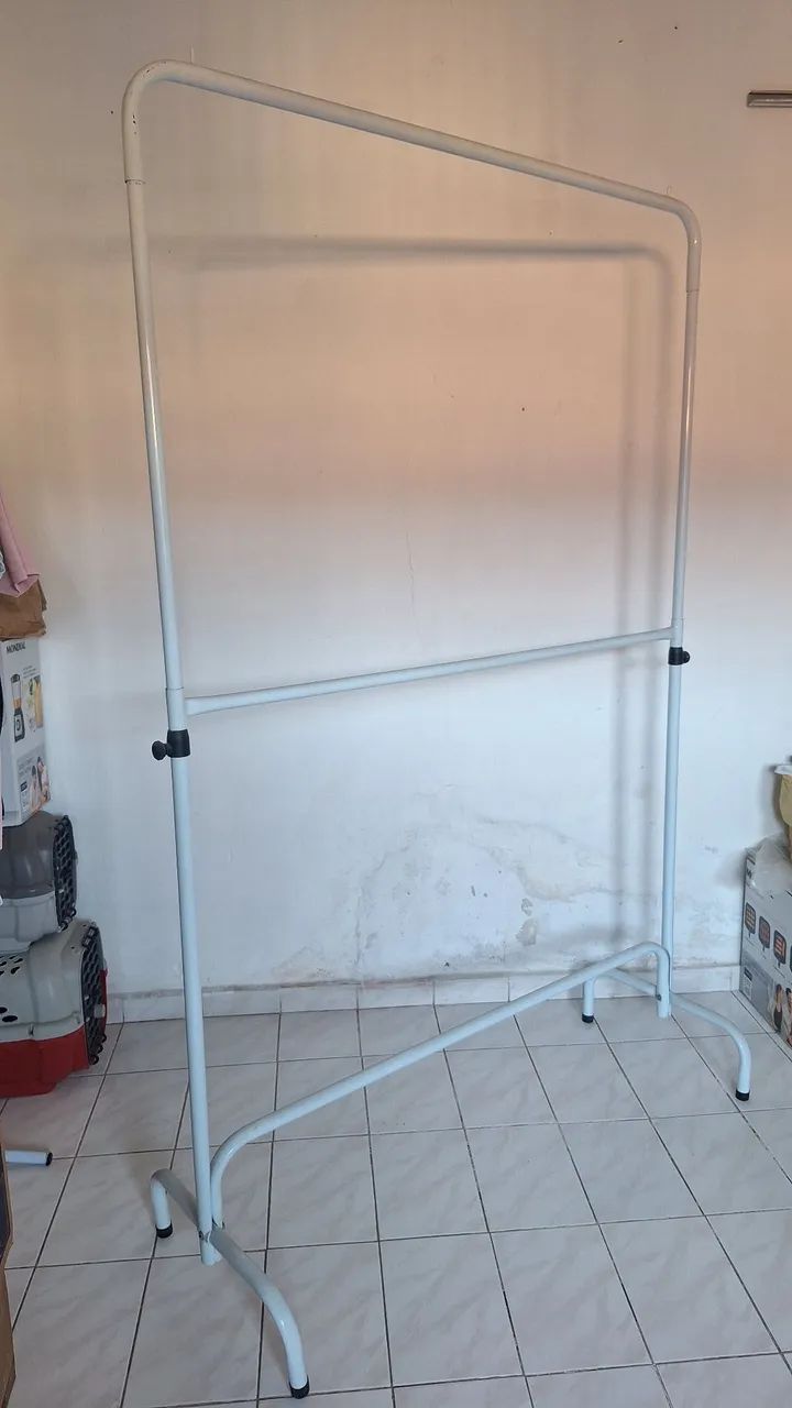 Arara de roupas branca 