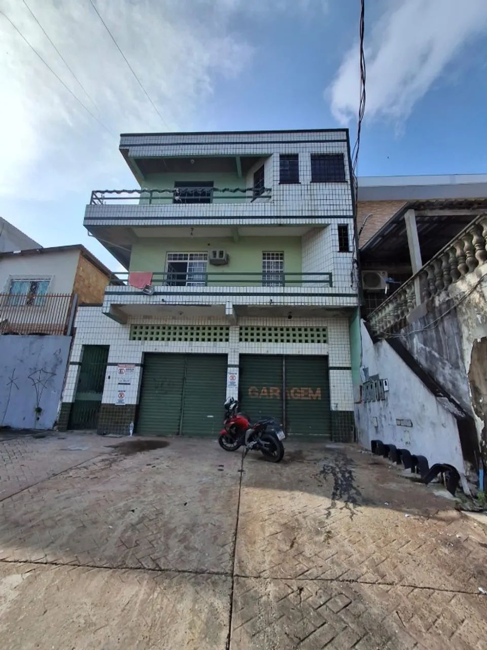 Prédio Comercial e Residencial com Renda Mensal R$ 6.000 na Avenida Brasil