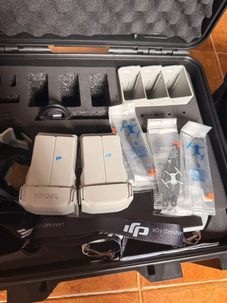 Kit DJI Mini 3 Pro + DJI RC + 2 Baterias Plus + Hub - Foto 4