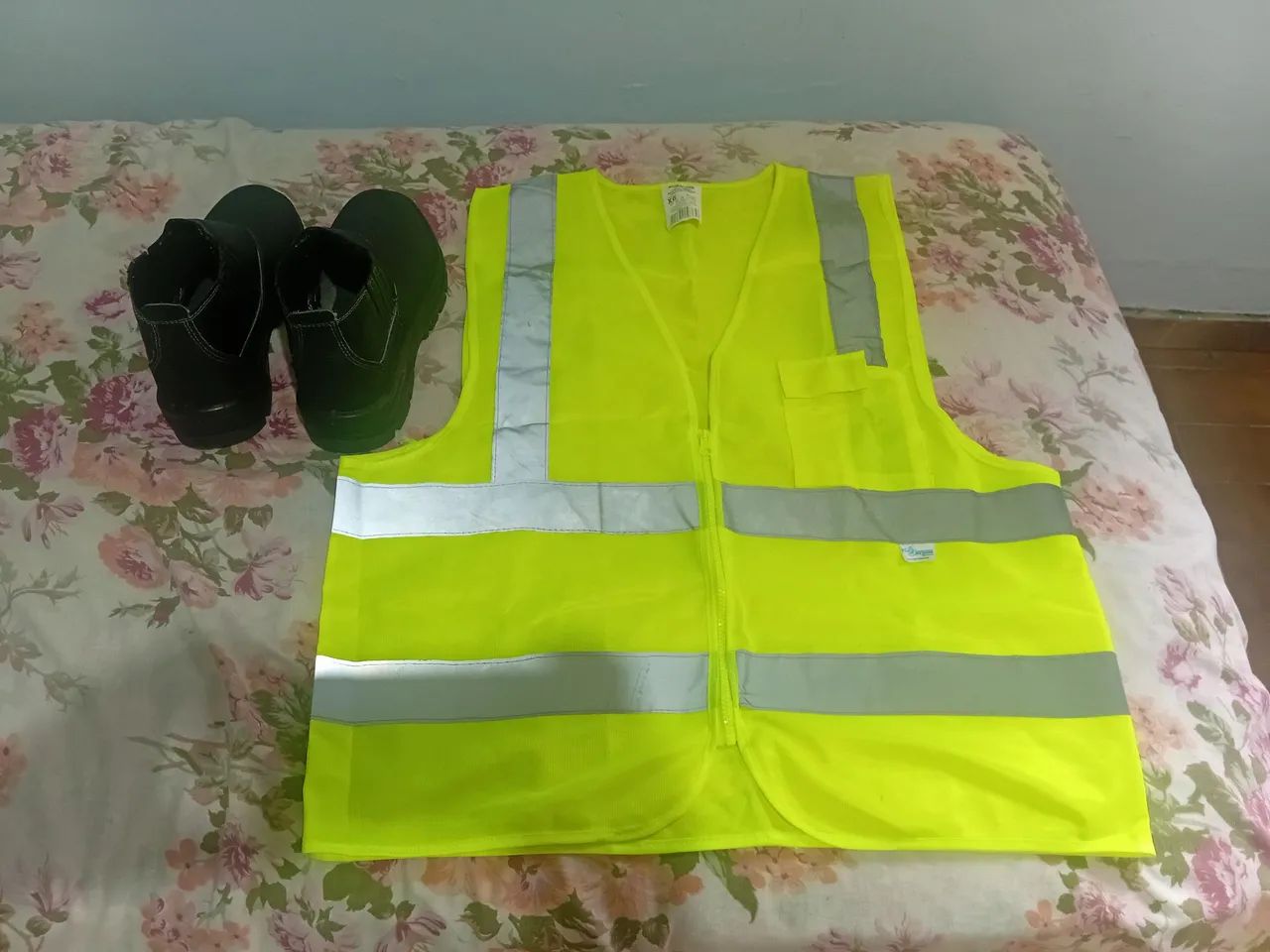 Bota e colete de segurança 
