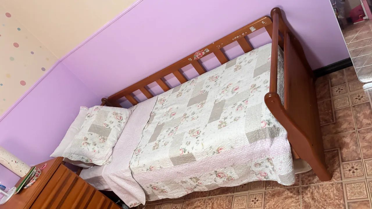 Cama de madeira maciça 